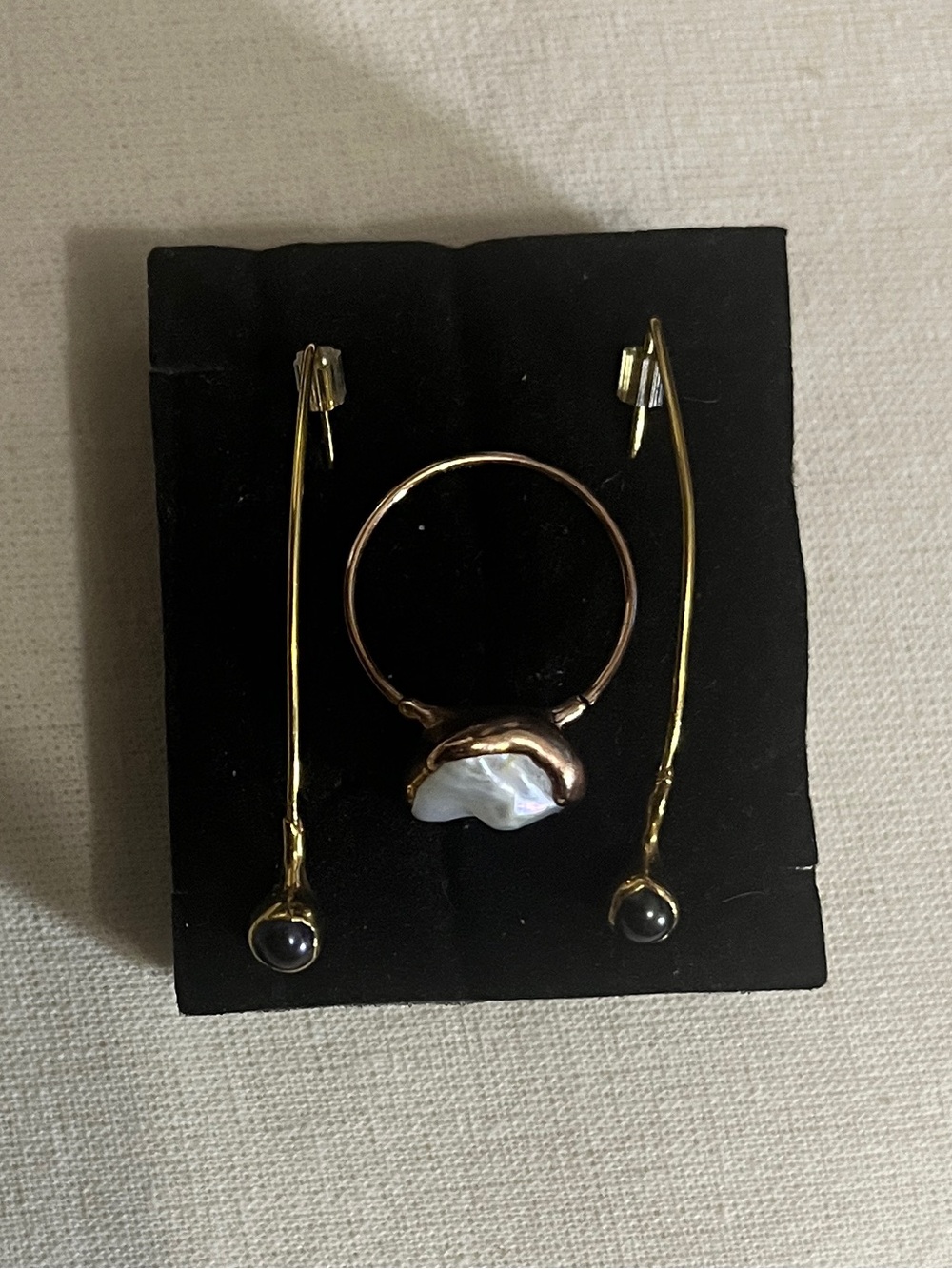 Ringcrush 24K Gold Filled White Pearl Ring and Black Pearl Drop Earrings - Picture 2 of 7